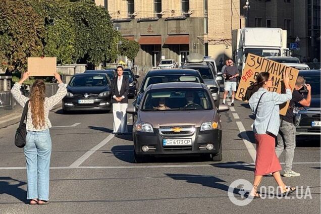 Вшануй! У Києві почали зупиняти рух на Хрещатику під час хвилини мовчання. Подробиці, фото та відео