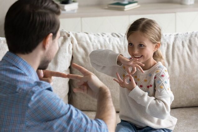 До Міжнародного дня жестової мови: як Фонд Ріната Ахметова допомагає дітям із вадами слуху