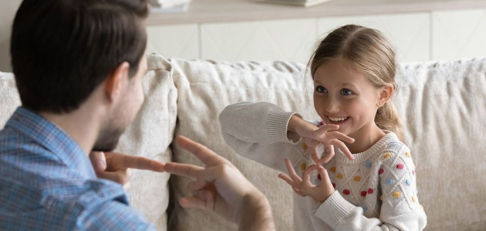 К Международному дню жестового языка: как Фонд Рината Ахметова помогает слабослышащим детям