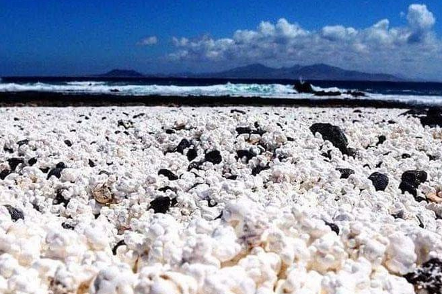 В Іспанії є пляж із піском у вигляді попкорну: як так вийшло