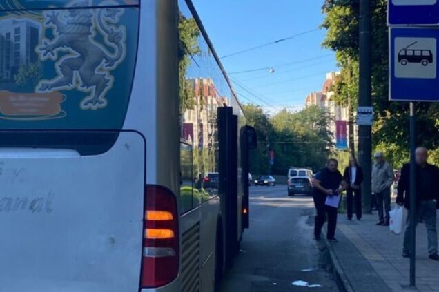 Во Львове мужчина выпал из автобуса и получил травму головы: появились данные о его состоянии