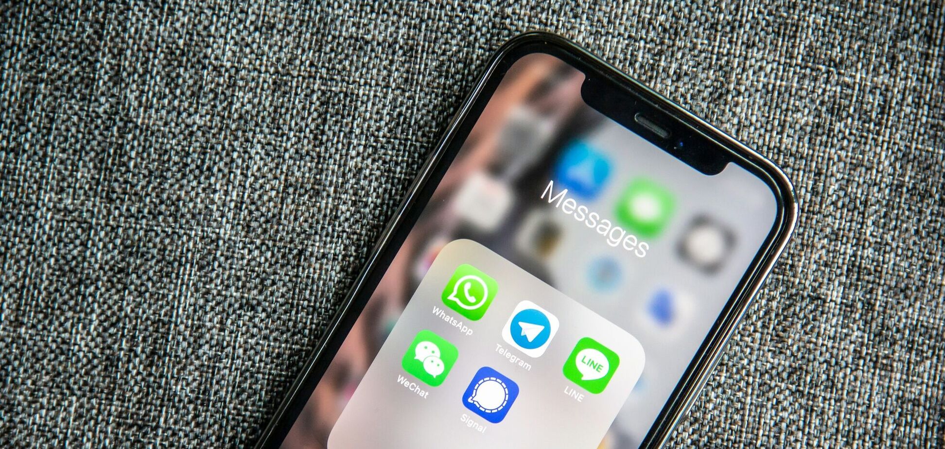 Ілюстрація - мобільні застосунки на смартфоні