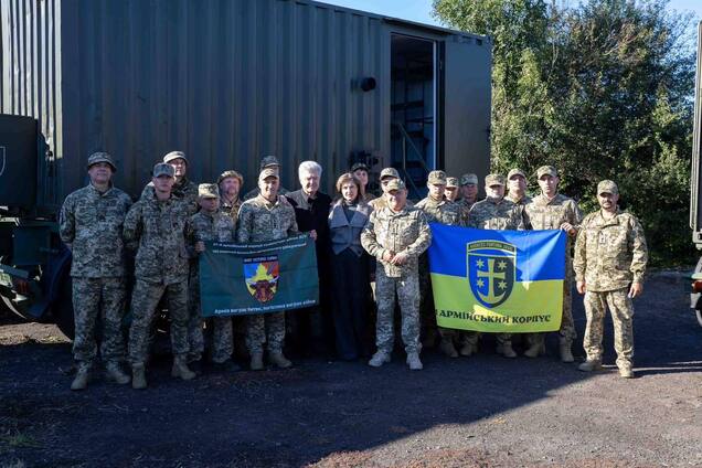'Ні на мить не припиняємо допомогу ЗСУ': Порошенко в день народження привіз військовим чергову партію техніки