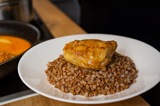 Як смачно приготувати гречку з куркою на обід: ви впораєтесь дуже швидко