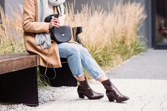 Замшевые сапоги в прошлом: обувь, идеально подходящая к джинсам, стала хитом осени 2025