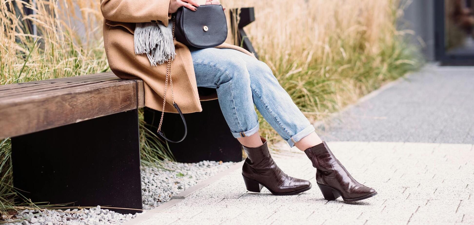 Замшевые сапоги в прошлом: обувь, идеально подходящая к джинсам, стала хитом осени 2025