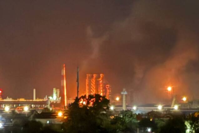 Дроны атаковали Афипский НПЗ, вспыхнул мощный пожар: российские власти говорят об 'обломках'. Фото и видео