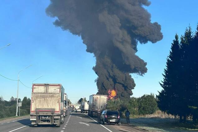 У Росії зійшли з рейок 18 вагонів із бензином, спалахнула потужна пожежа: валить чорний дим. Фото і відео