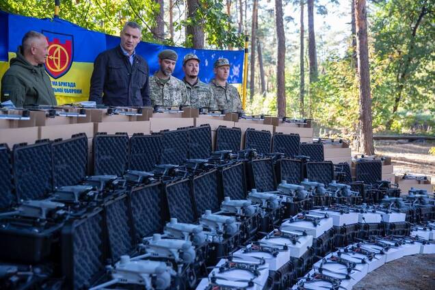 Кличко передав бійцям на фронт від Києва нову партію дронів та автівок