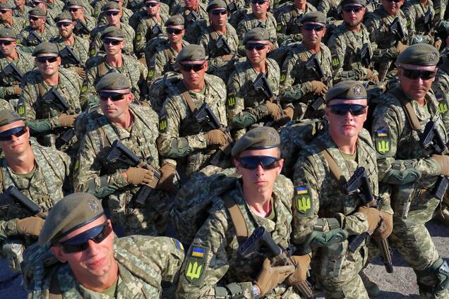 Контрактників в Україні стане більше: Зеленський дав важливе доручення під час Ставки