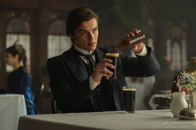 На Netflix вышел сериал, который сравнивают с 'Острыми козырьками': о чем 'Дом Гиннесов'