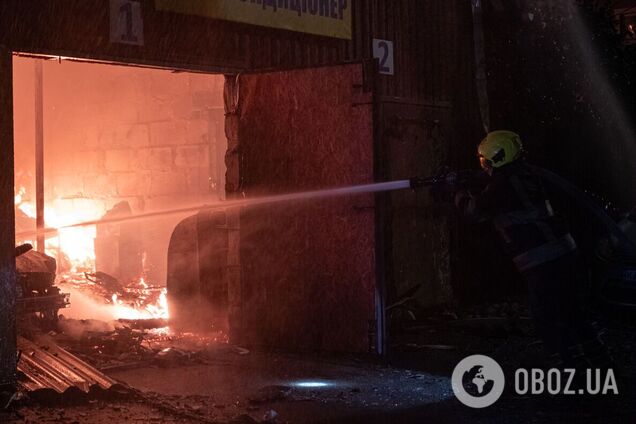 В Киеве произошел масштабный пожар: горели СТО и частный дом. Фото и видео