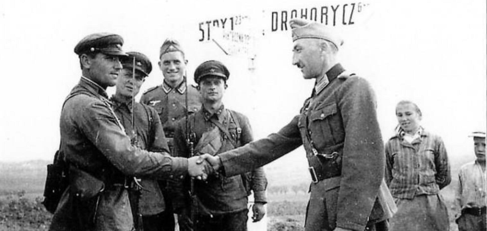 війська Вермахту передають українське місто Дрогобич військовим Красной армії