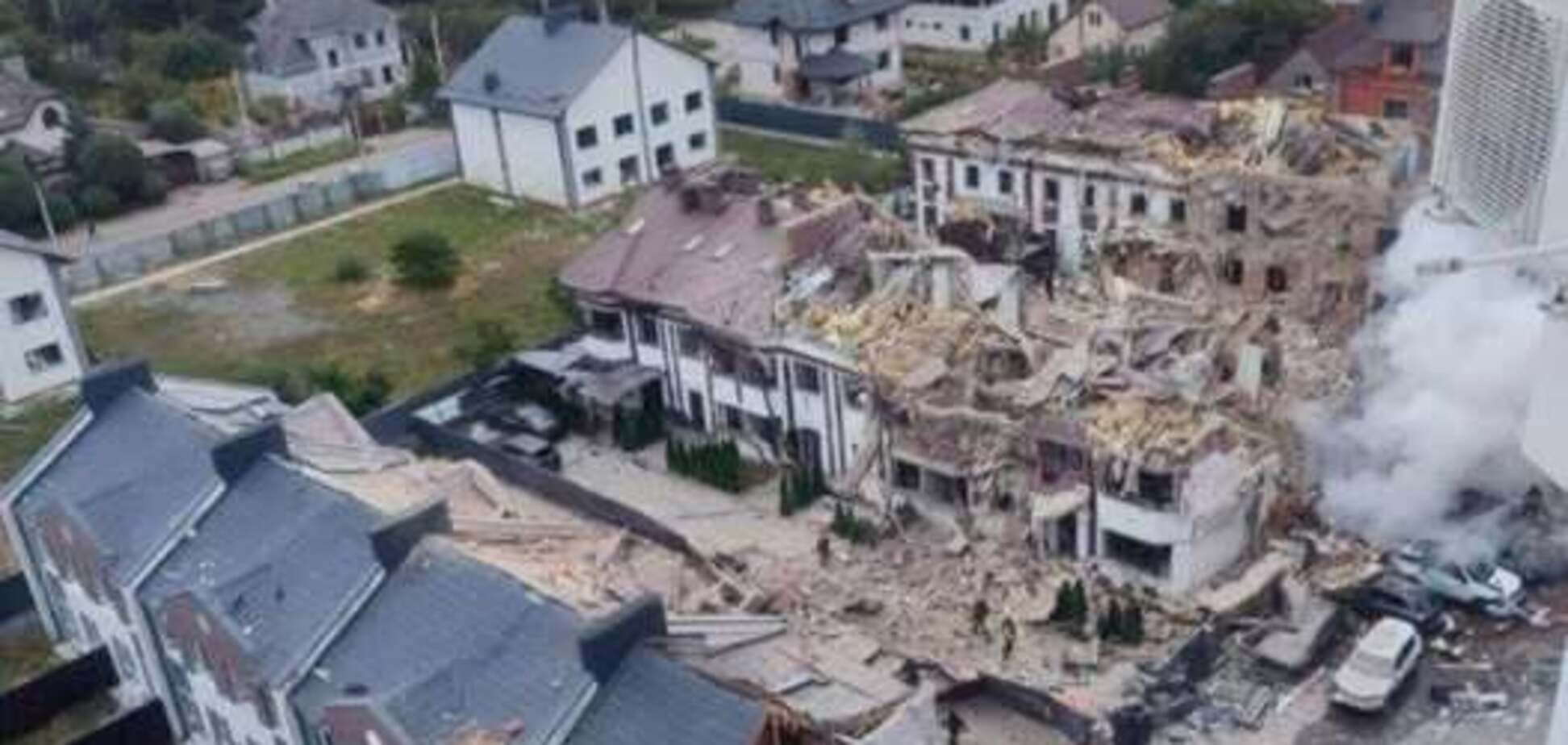 'Злые, но с юмором': жители разрушенного под Киевом ЖК вместе разбирают завалы и ищут пропавших животных