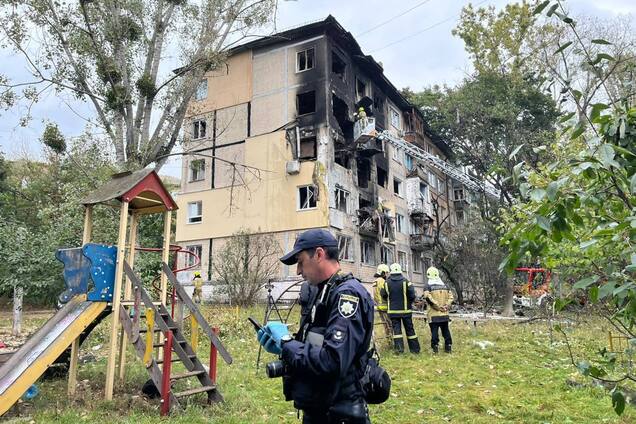Изуродованы целые микрорайоны, есть раненые спасатели: в МВД рассказали о последствиях воздушной атаки армии РФ на Украину