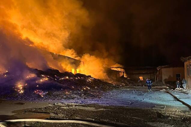 На Одещині окупанти зруйнували цех та склад готової продукції винного заводу: десятки співробітників евакуювали. Фото та відео
