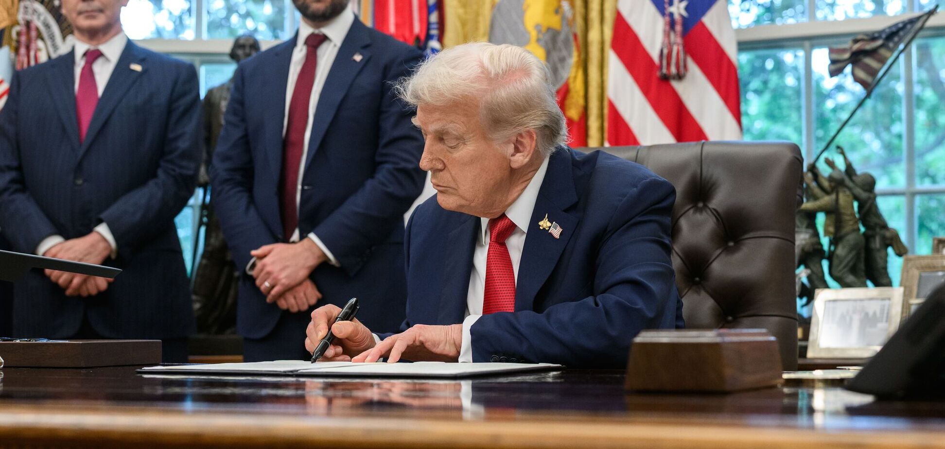 Ілюстрація - Дональд Трамп підписує наказ