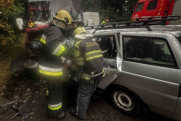 На Київщині сталась ДТП за участі легковика та маршрутки: є загиблий та постраждалі. Фото