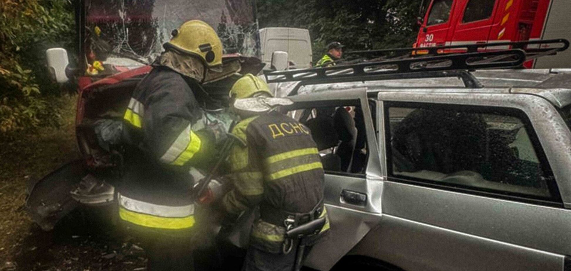 На Київщині сталась ДТП за участі легковика та маршрутки: є загиблий та постраждалі. Фото