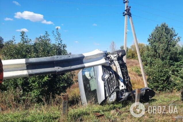 На Киевщине отбойник в результате ДТП пробил насквозь микроавтобус: есть погибший. Фото и подробности