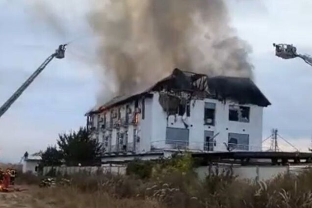 У Румунії сталася потужна пожежа в готелі, загинули двоє людей: з'явились подробиці трагедії. Фото