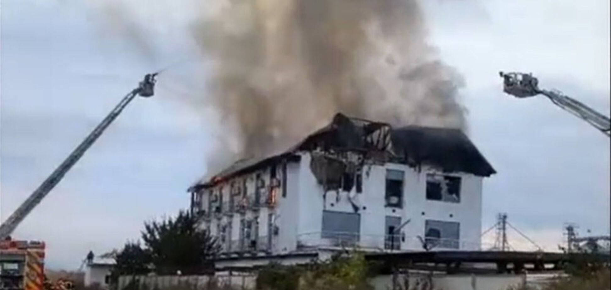 У Румунії сталася потужна пожежа в готелі, загинули двоє людей: з'явились подробиці трагедії. Фото