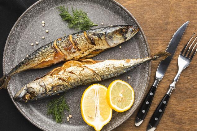 Як смачно запекти скумбрію з овочами: ідеально для вечері