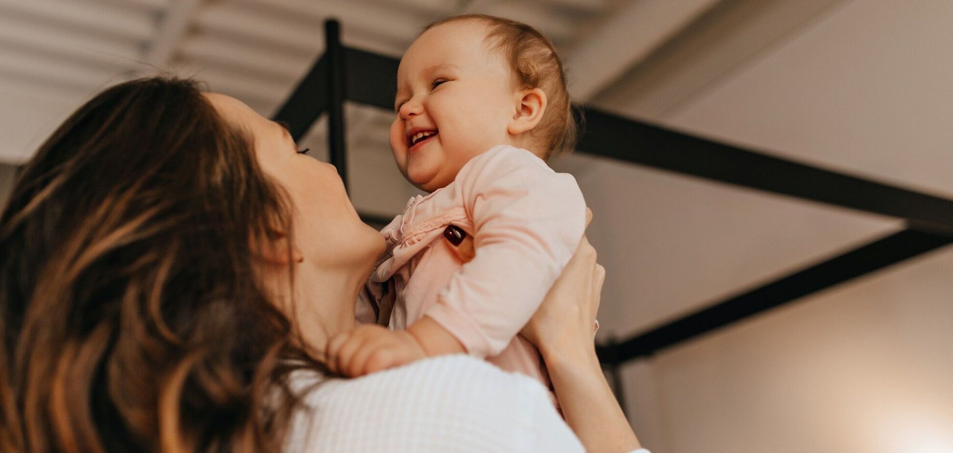 Ілюстрація - мама підкидає малюка