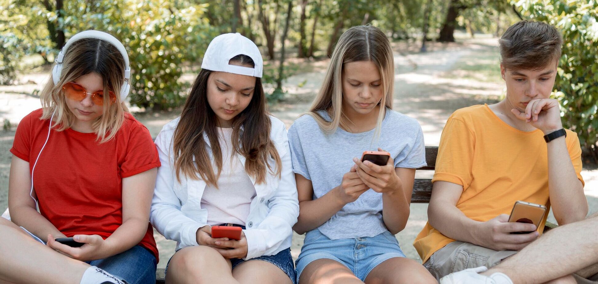Ілюстрація - підлітки дивляться у смартфони