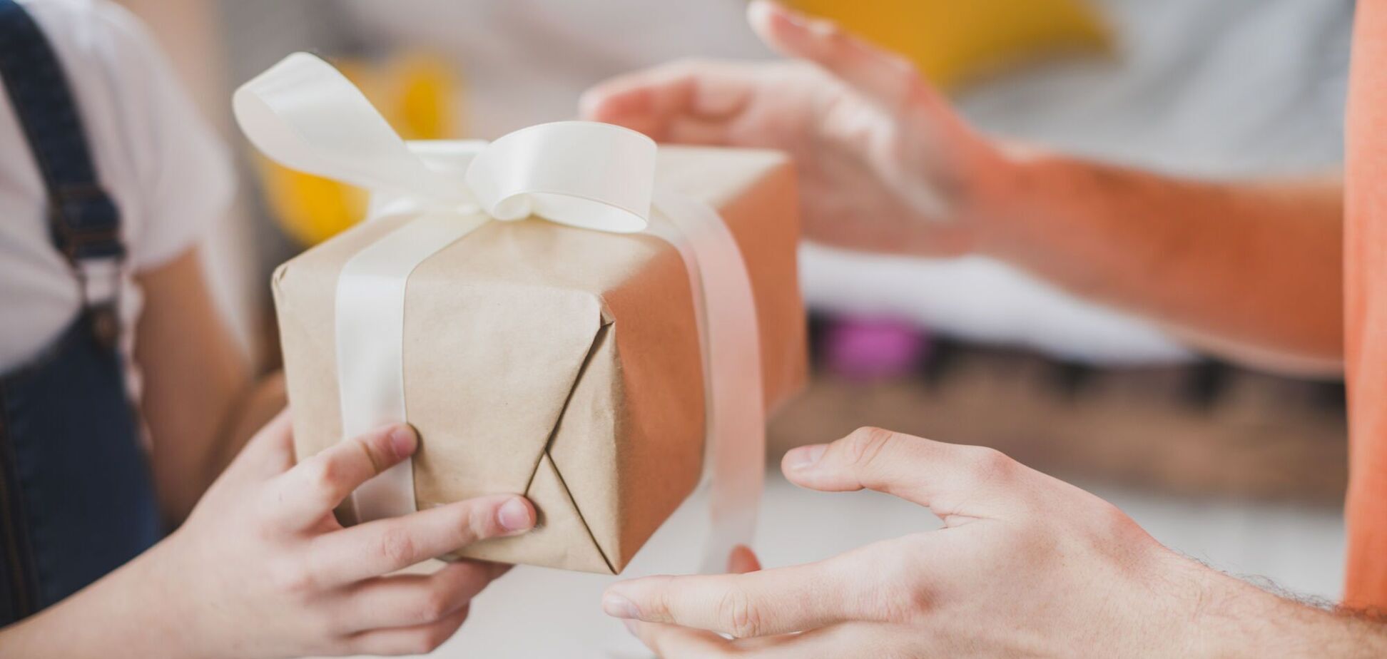 'Зачем учить детей, что внимание или отношение можно купить?' Украинцы устроили дискуссию из-за подарков учителям