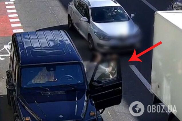 В Киеве водитель Mercedes избил велосипедиста до потери сознания из-за замечания: преступление зафиксировала камера. Видео