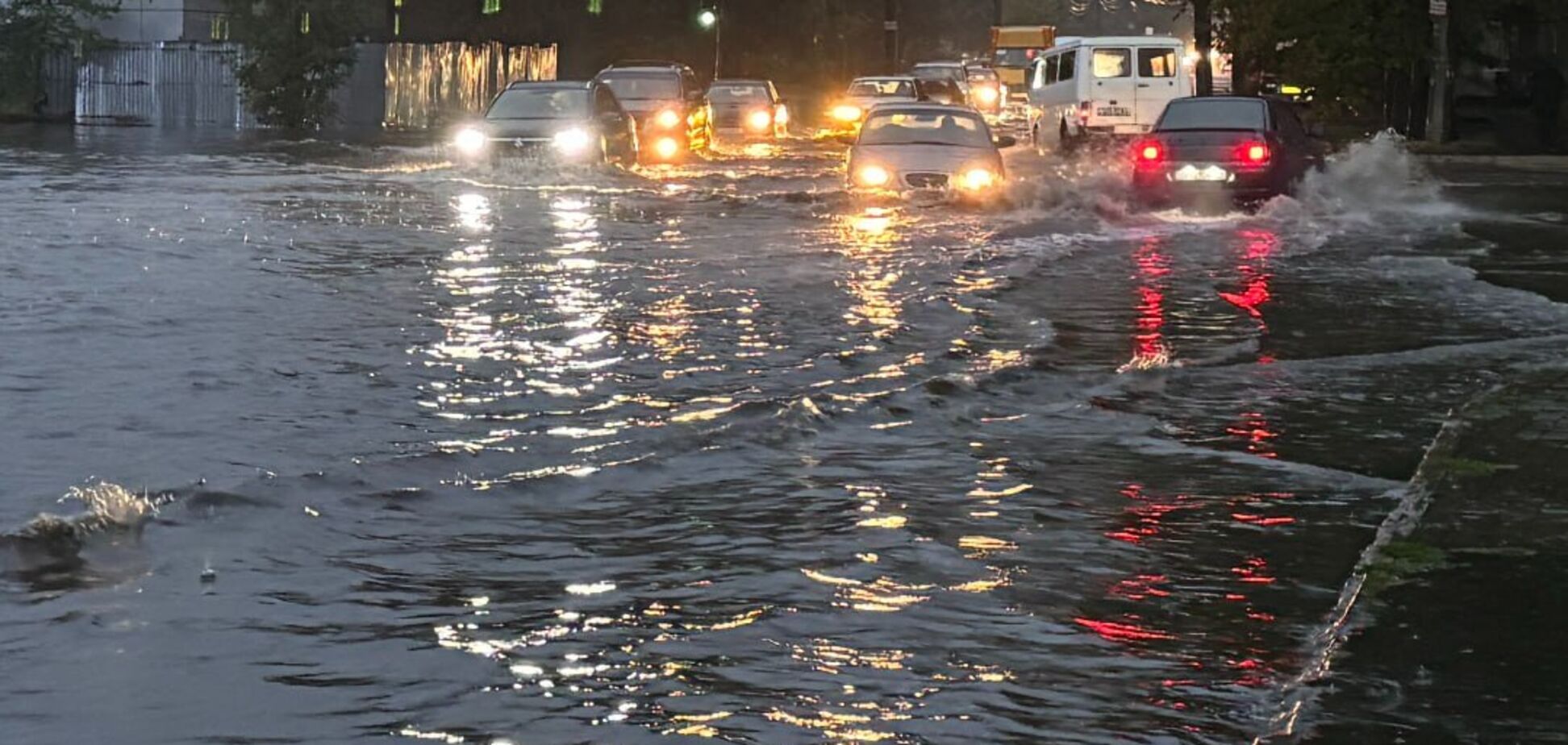 Потоки воды сносят авто: в Одессе и Черноморске улицы превратились в реки из-за мощной непогоды. Фото и видео