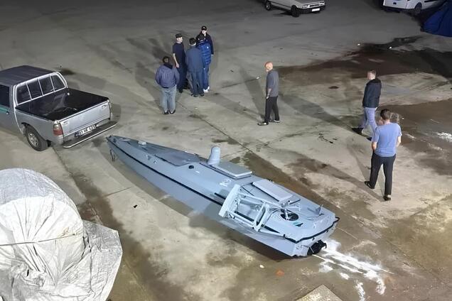 В Турции на побережье рыбаки обнаружили морской дрон: говорят, что может принадлежать Украине. Фото и видео