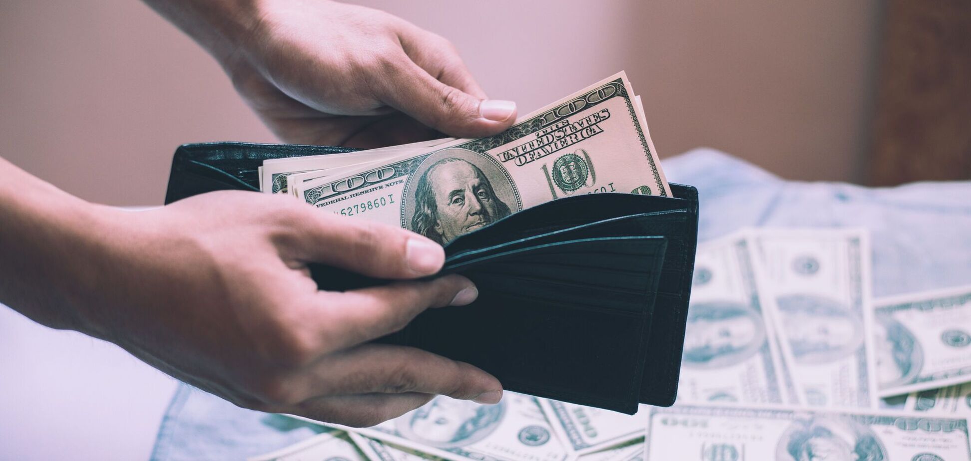 Як банки та обмінники змінять курс долара і євро: українцям назвали конкретні цифри