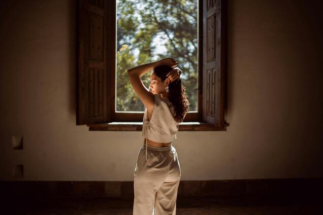 Найстильніші зачіски з крабом: ідеально підійдуть до осінніх образів