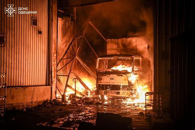 'Нас засипало склом': мешканець Одеси розповів про ворожу атаку на місто і її наслідки. Фото й відео