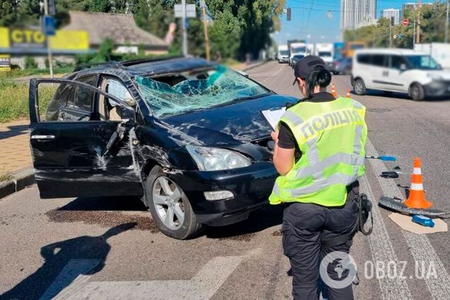 У Києві зіткнулись Nissan та Lexus: одна з машин перекинулась, постраждала дитина. Фото