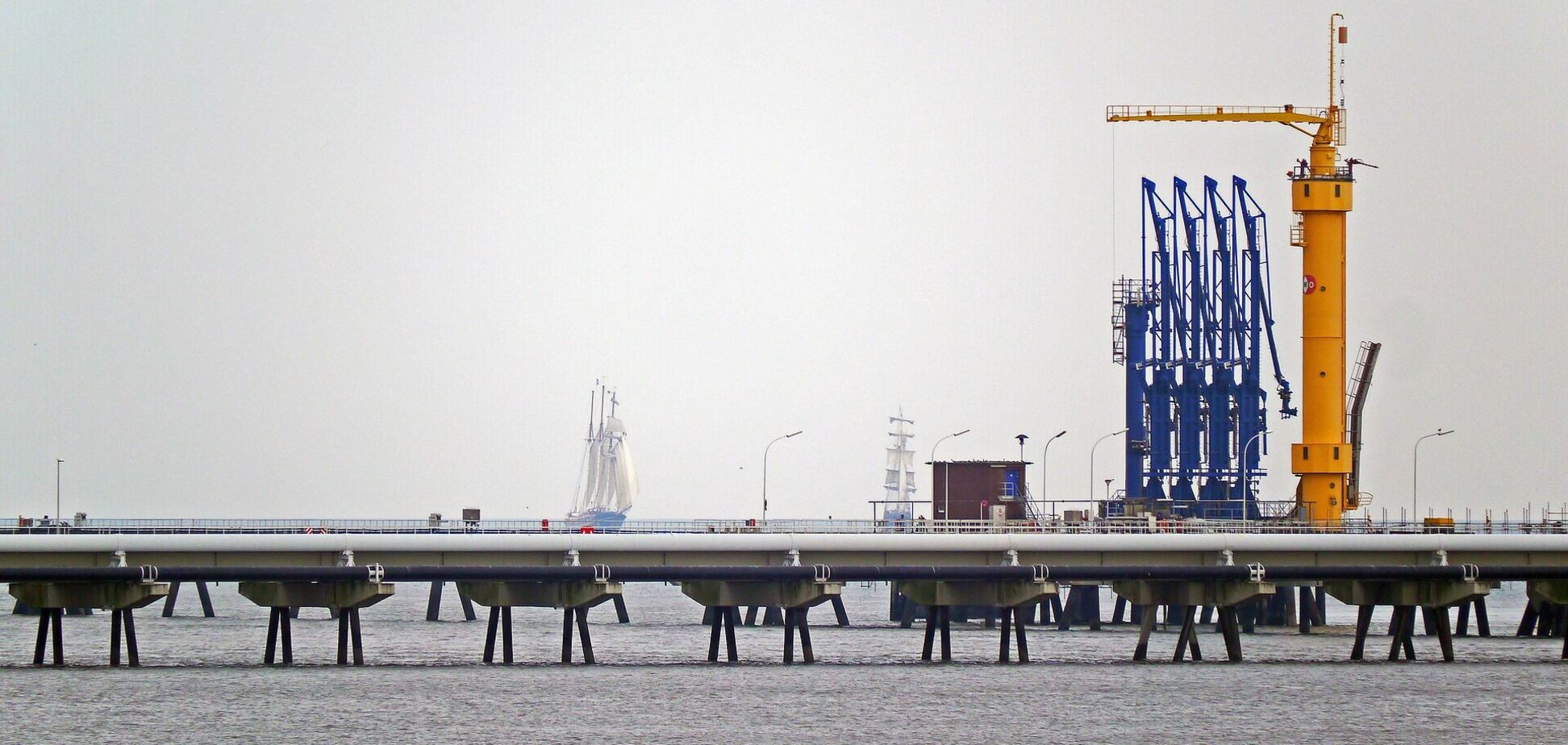 Порт для приймання нафти як вантажу. Ілюстрація