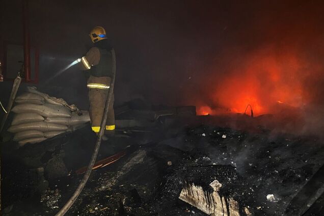 Окупанти завдали удару по підприємству в Дніпрі: сталась пожежа. Фото
