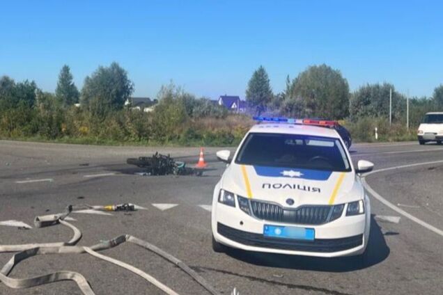 Під Києвом внаслідок зіткнення з легковиком загорівся мотоцикл: є загиблий. Подробиці та фото