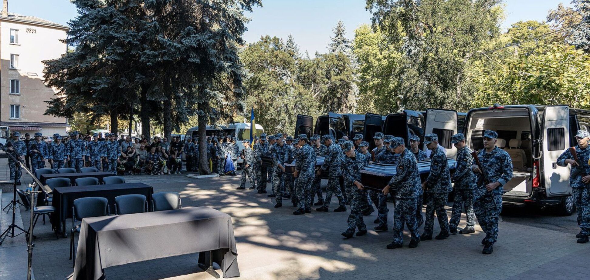 У них впереди была целая жизнь: в Одессе попрощались с курсантами, погибшими в результате удара российского дрона по кораблю. Фото