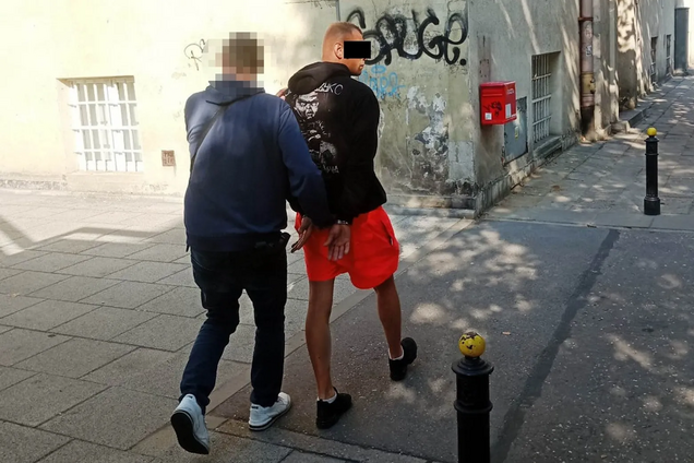 Напали возле магазина: в Польше жестоко избили группу украинцев, нападавших задержали. Фото