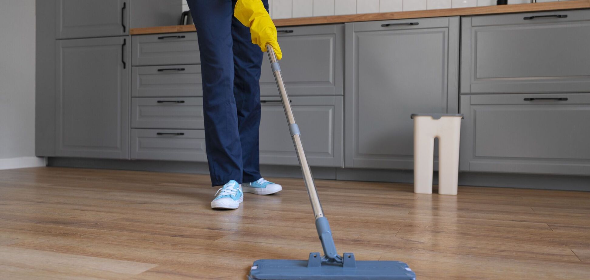 Чим до блиску почистити підлогу: звичайний засіб приховає навіть подряпини