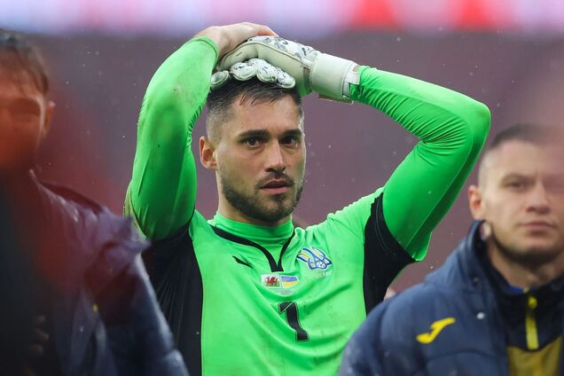 Голкипера сборной Украины выгнали из клуба Саудовской Аравии и вернули в Житомир