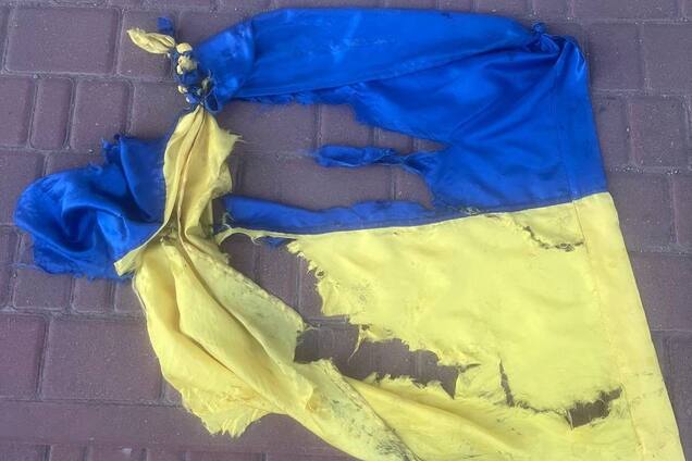 В Кропивницком мужчина сорвал флаг Украины и топтал его ногами: нарушителя задержали