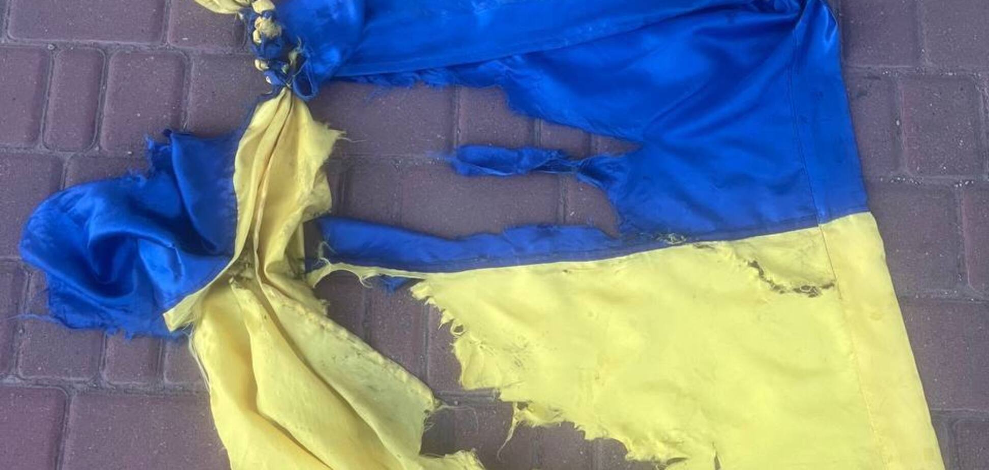 В Кропивницком мужчина сорвал флаг Украины и топтал его ногами: нарушителя задержали