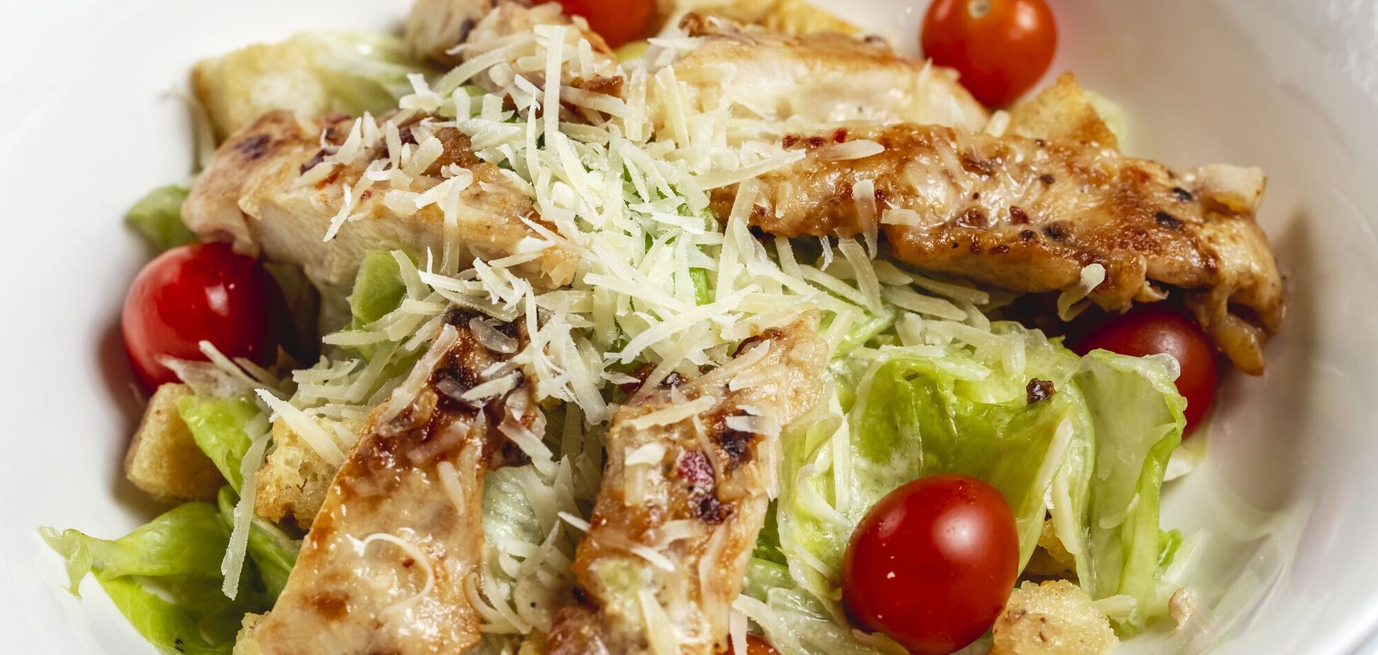 Легкий теплый салат с куриным филе и овощами: добавьте пикантную заправку