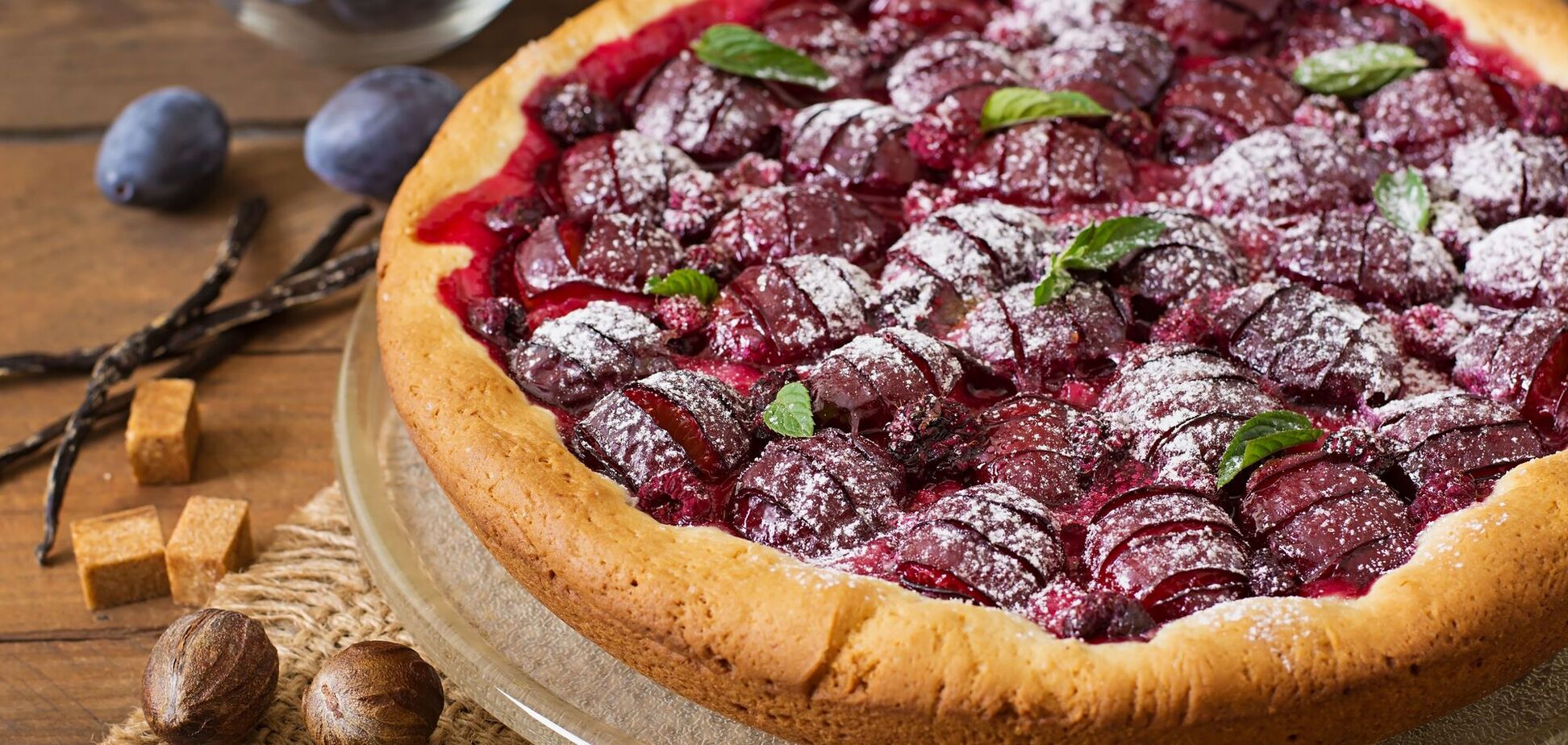 В меру сладкий и очень воздушный: как приготовить вкусный сливовый пирог к чаю