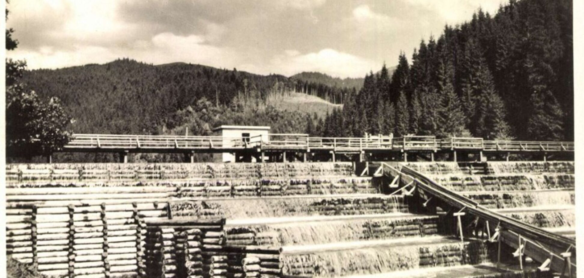 Побудували 200 років тому: у мережі показали архівні фото Говерлянської гаті