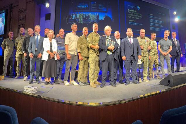 'Сможем завершить эту войну единственным возможным путем': Джонсон призвал разрешить Украине бить по военным базам в РФ